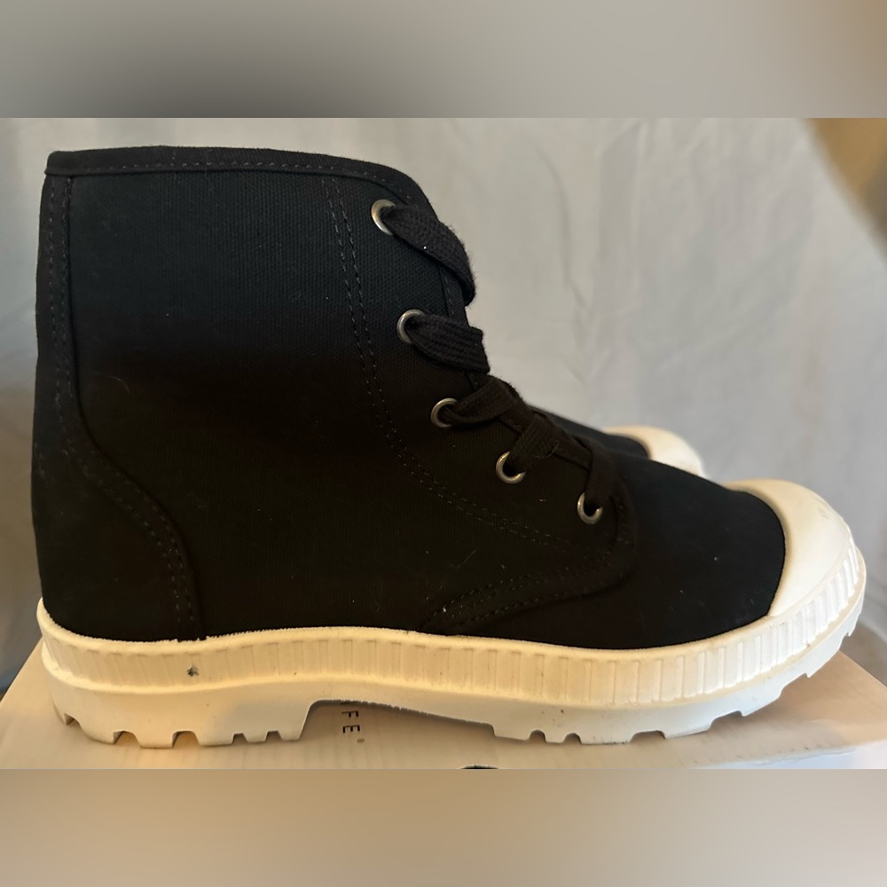 SO Black Sneakers with Durable Lace-Up Design